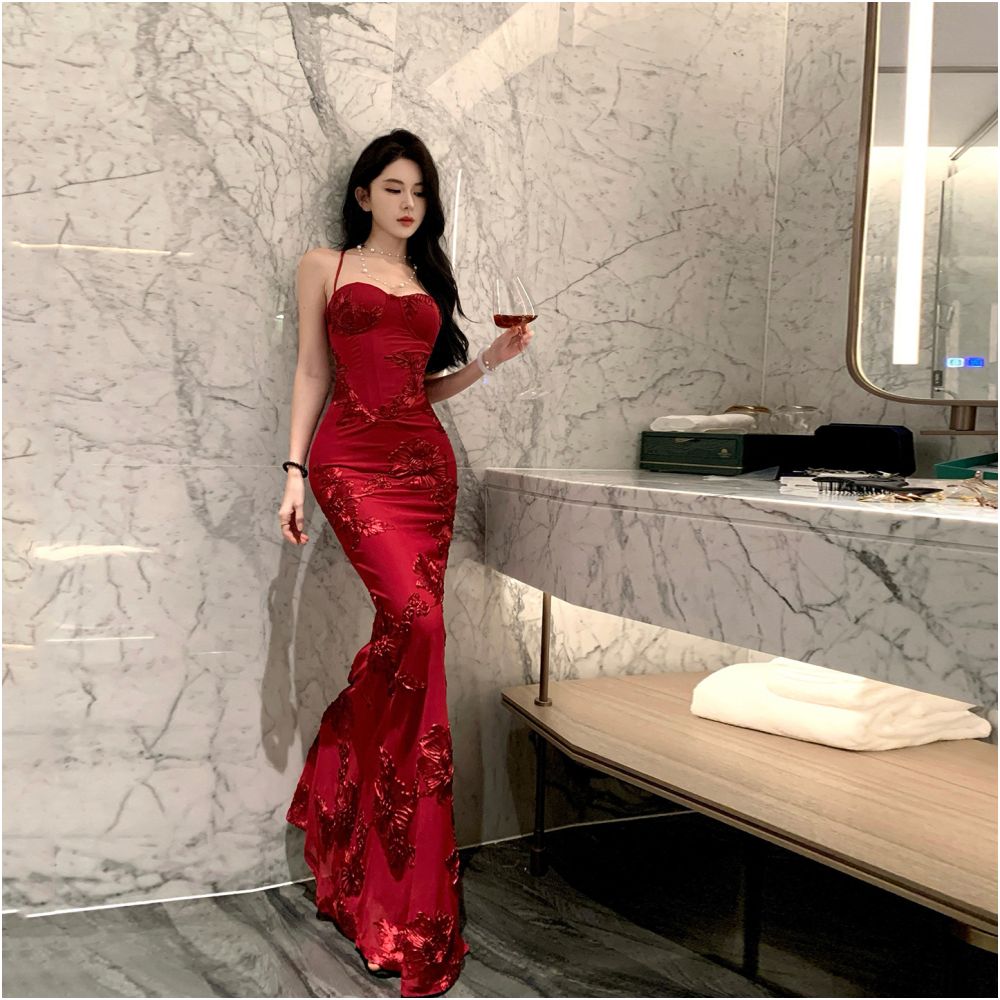 A niche evening dress dress banquet engagement Christmas red dress sexy suspender backless dress long version hip hugging skirt image 2
