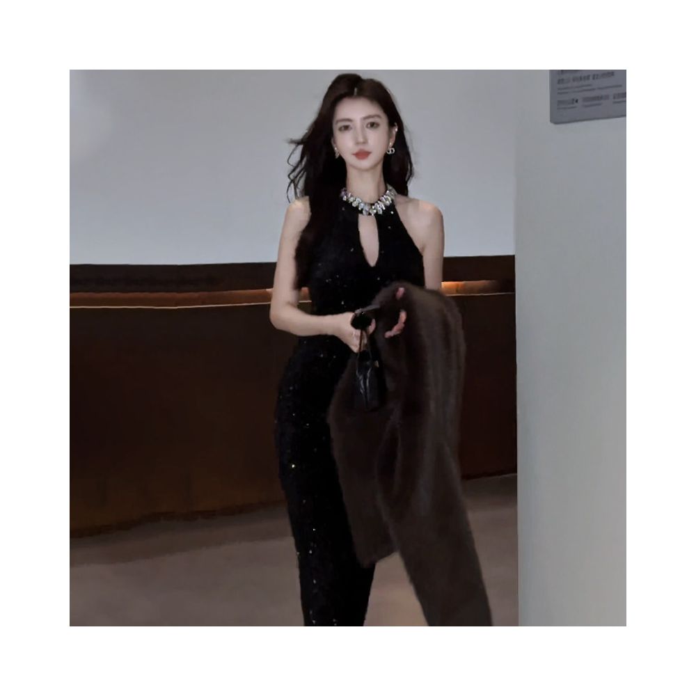 High end exquisite diamond studded sequin banquet dress with a high end touch featuring a sophisticated cut and hollowed out neck hanging dress