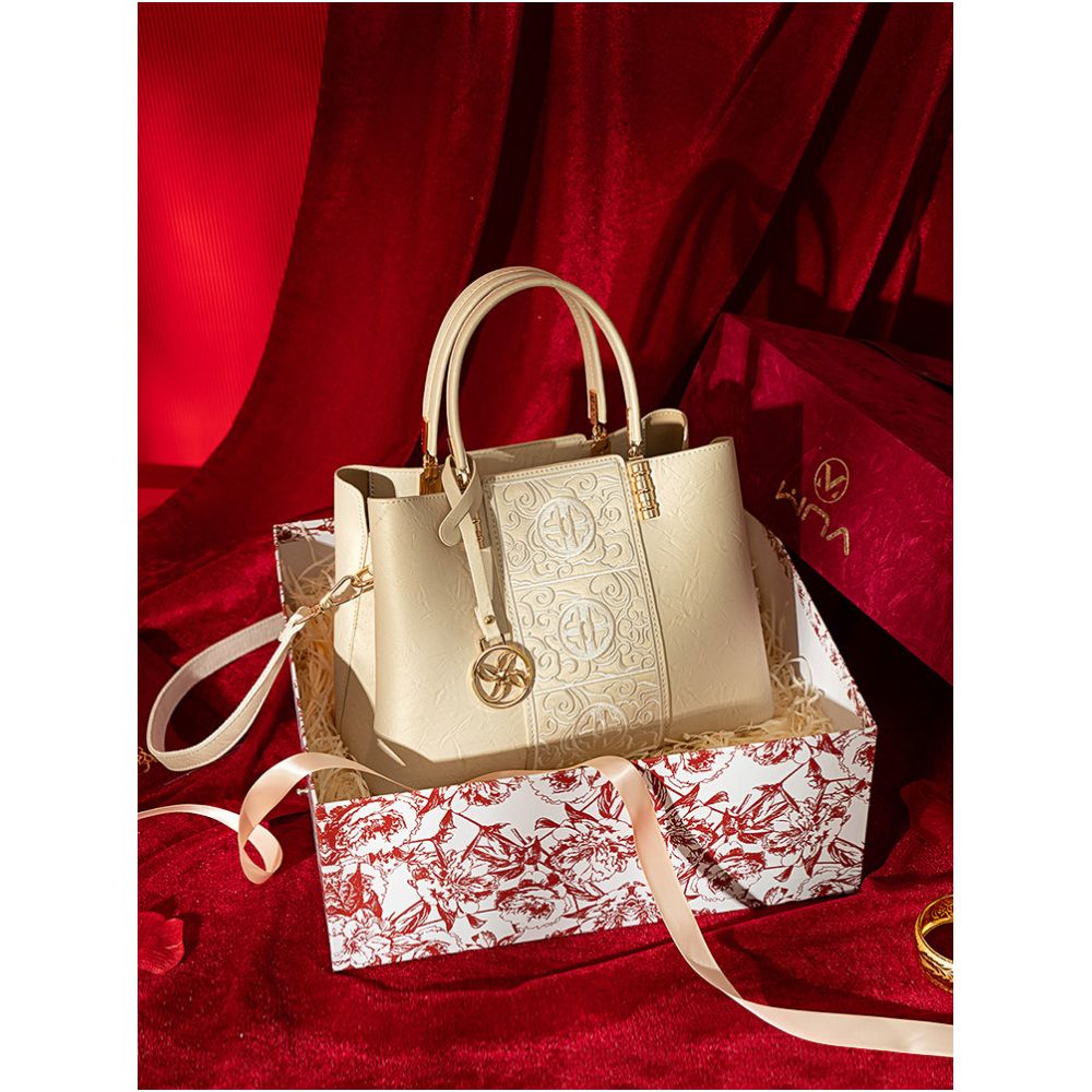 26 year new product Vinio Chinese style embroidered handbag with large capacity mom bag practical birthday gift for wife image 2