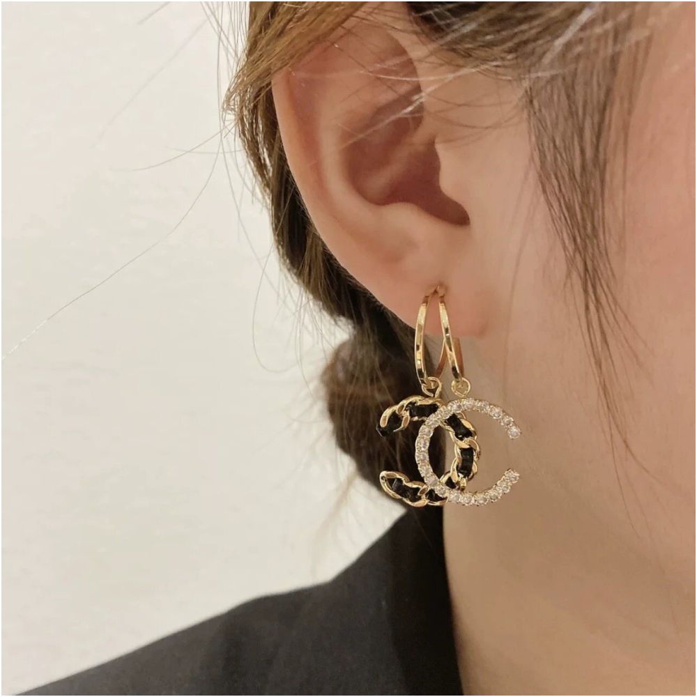 Outlet brand withdraws cabinet clears warehouse picks up leaks gold inlaid diamond chain C shaped earrings 18K gold outlets women s accessories