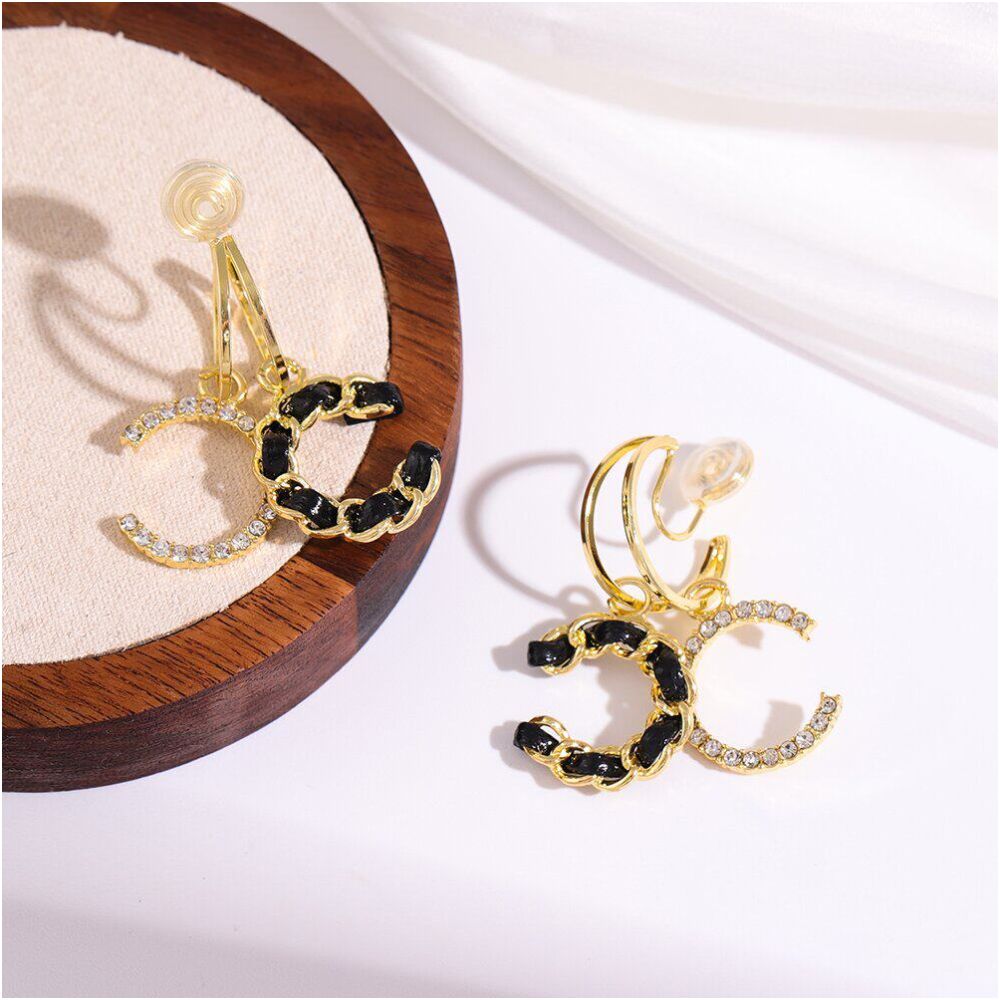 Outlet brand withdraws cabinet clears warehouse picks up leaks gold inlaid diamond chain C shaped earrings 18K gold outlets women s accessories