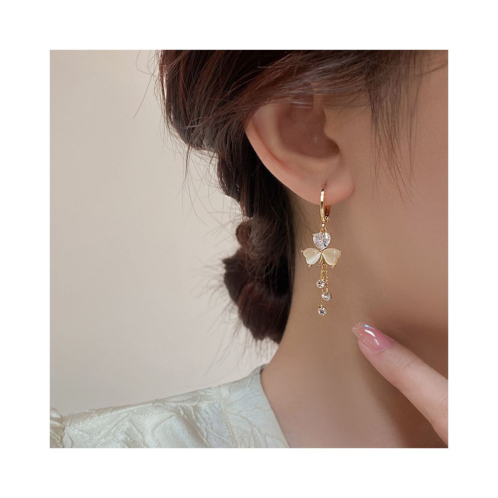 Light luxury clover earrings 2026 new item niche design high end tassel earrings feminine temperament autumn and winter earrings image 2