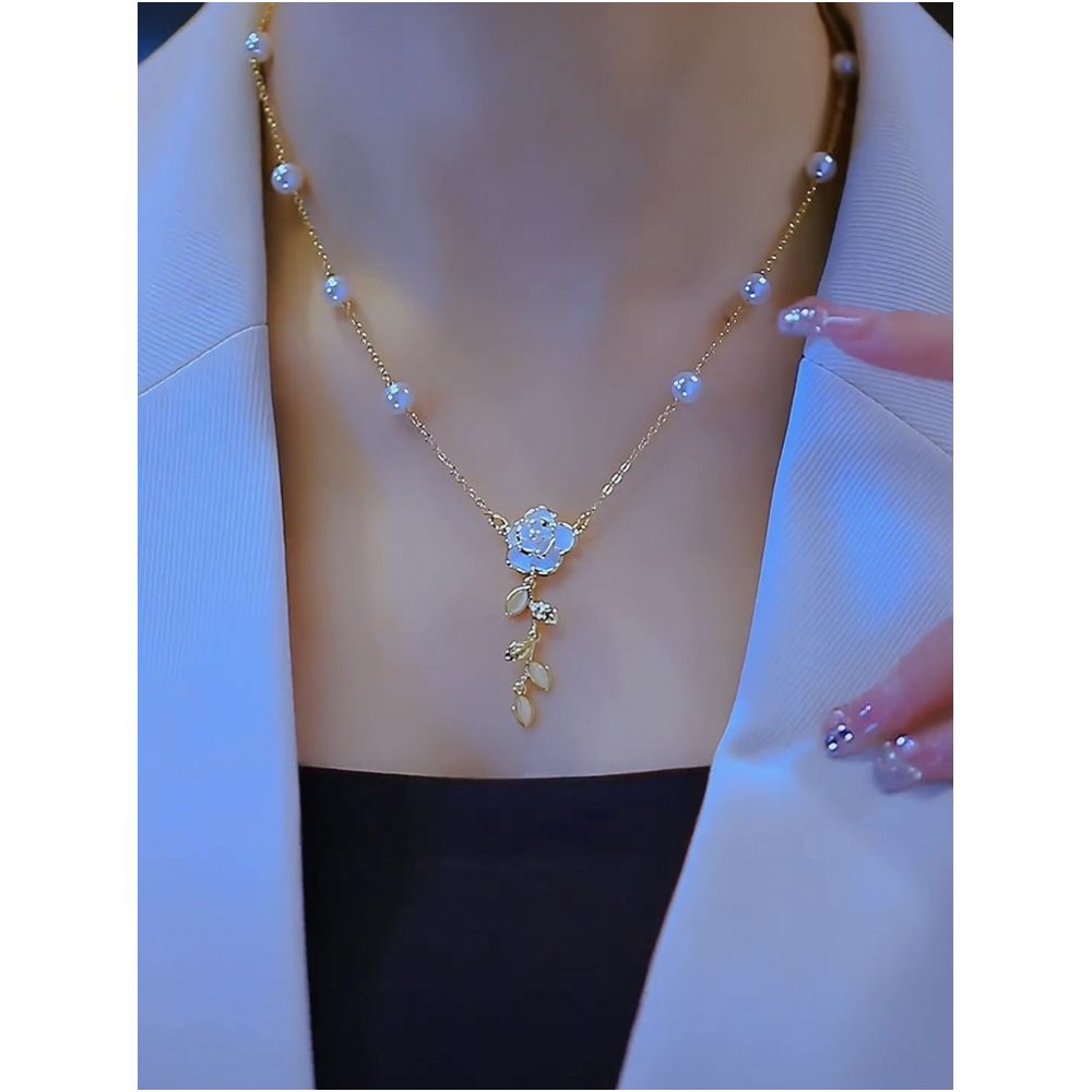 Small niche design camellia pearl necklace women s fashion temperament internet celebrity necklace high end sensation explosive collarbone chain trend image 1