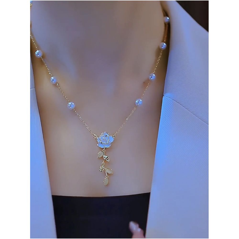 Small niche design camellia pearl necklace women s fashion temperament internet celebrity necklace high end sensation explosive collarbone chain trend