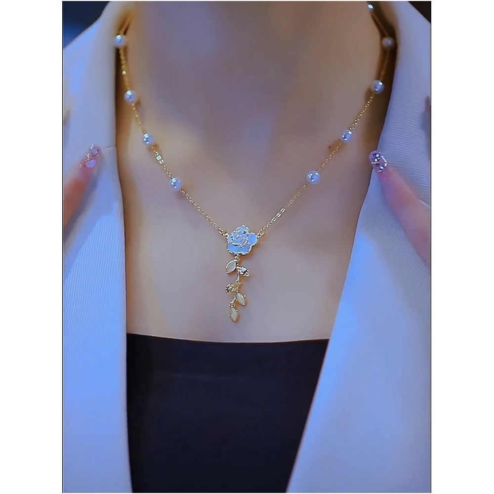 Small niche design camellia pearl necklace women s fashion temperament internet celebrity necklace high end sensation explosive collarbone chain trend image 4