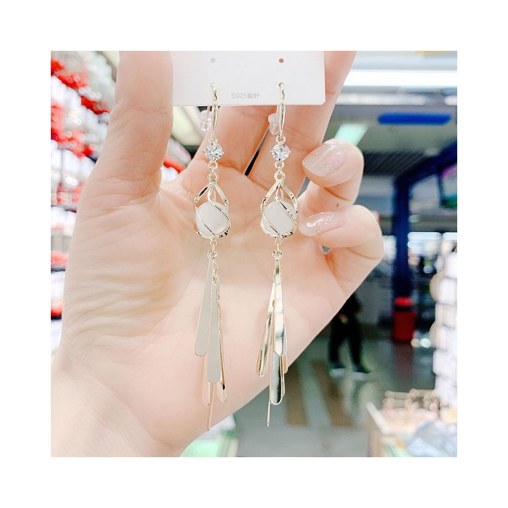 Japanese and Korean internet famous trendy tassel sequin earrings for women with a high end temperament and a long personalized fashionable and versatile earring design image 0