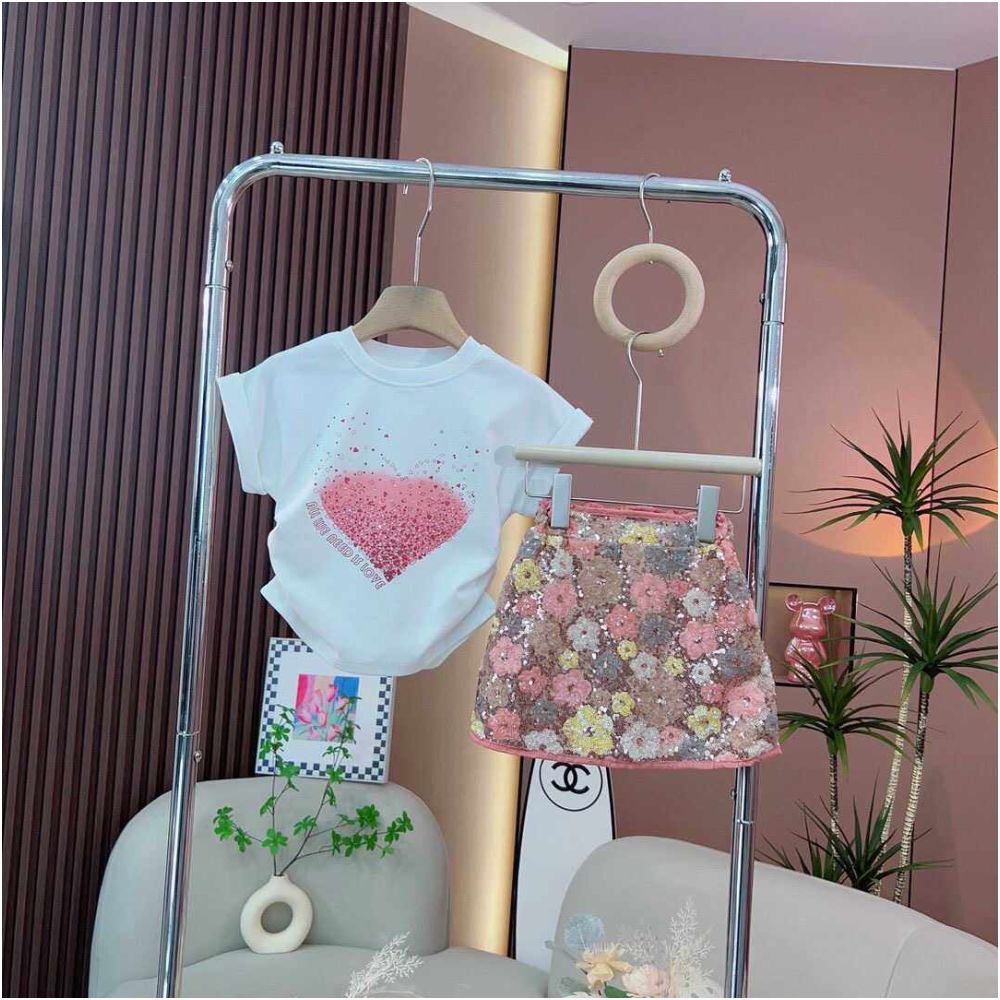 Girls set 2024 summer new children s short sleeved T shirt sequined half skirt two piece set girls fashionable summer outfit image 1