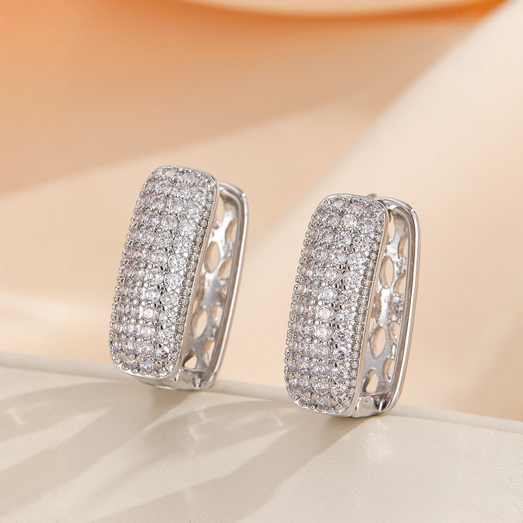 Fashionable And Minimalist Zircon Ear Buckle