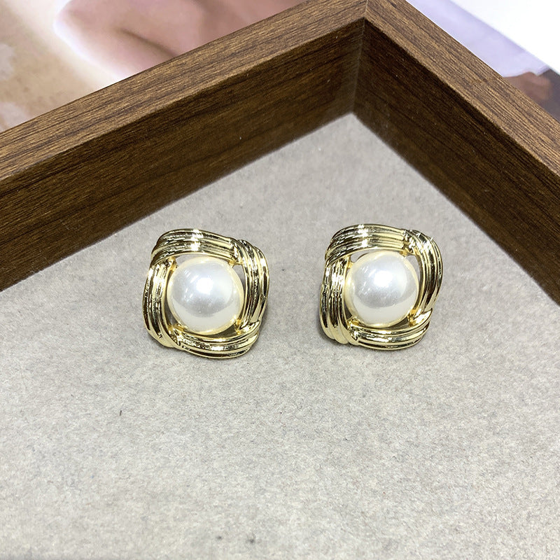 Fashionable And High End Pearl Cat Eye Stone Earrings