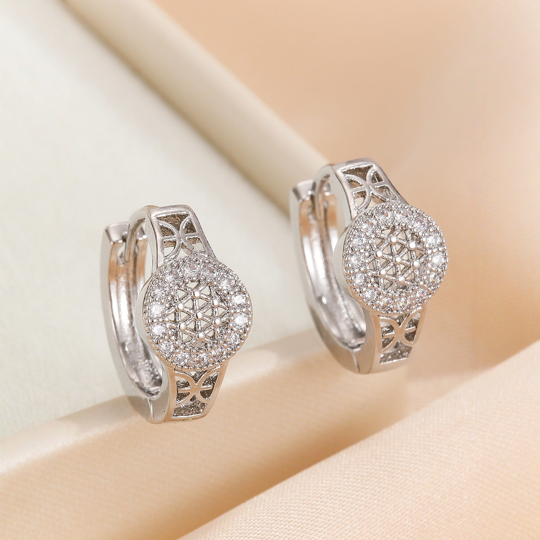 Fashionable And Minimalist Zircon Hollow Diamond Patterned Ear Buckle