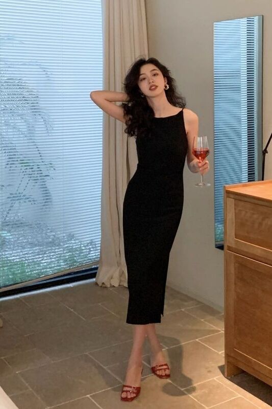 A Lady's French One-shoulder Casual Dress