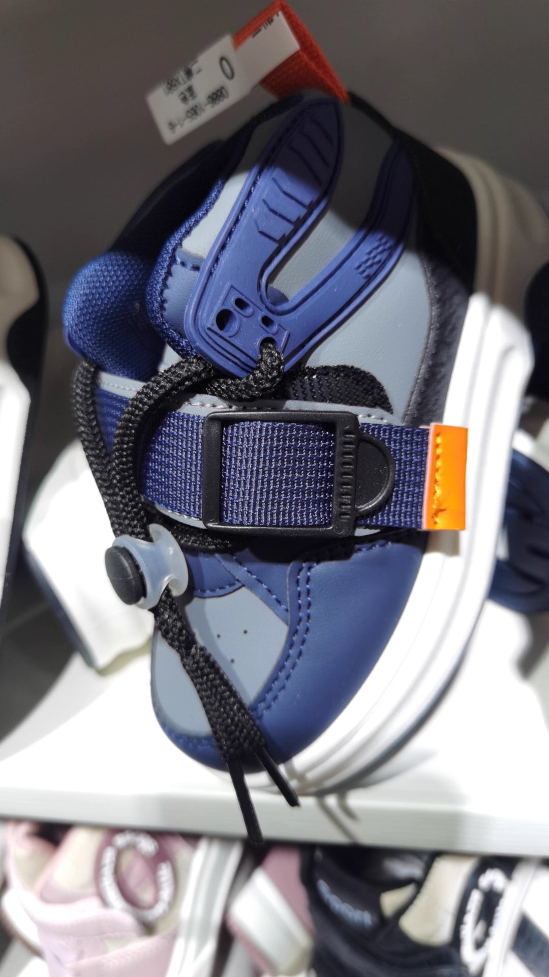 Children's sports shoes