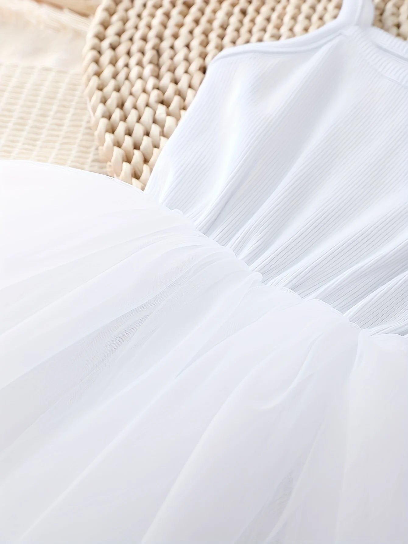 Girls' summer dress with white round neck suspender and sheer skirt, outdoor casual party dress