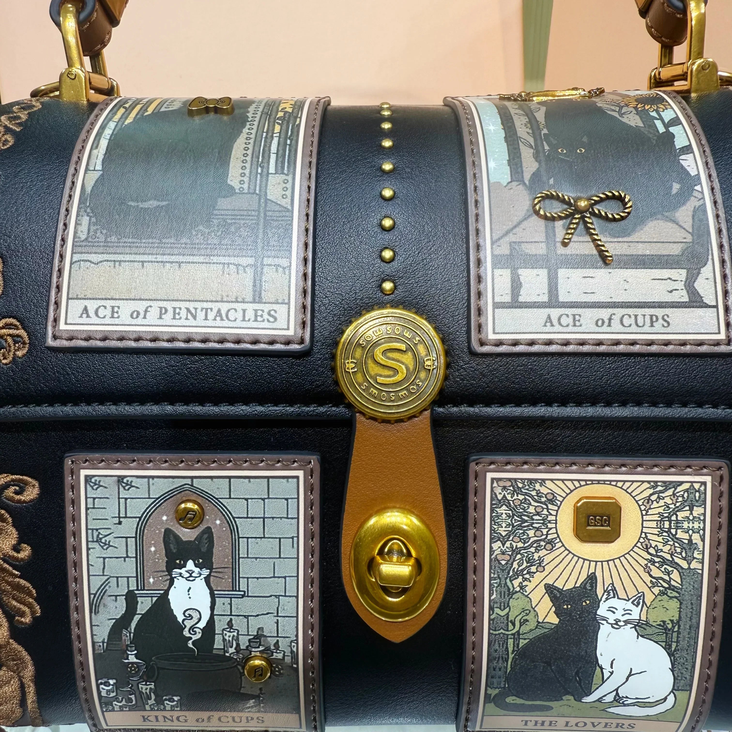 Luxury Designer Bags with Cute Cartoon Printing and Delicate Embroidery Design Vintage and New Fashion Shoulder Pillow Bag