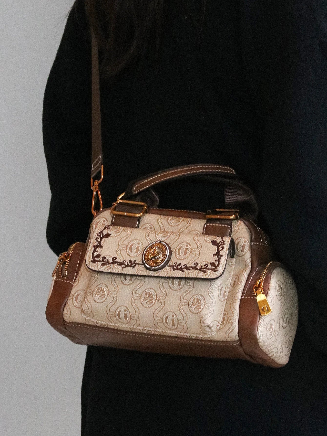 2024 new women's bag, fashionable multi-pocket style, casual and versatile handbag, retro green color matching shoulder bag, hig