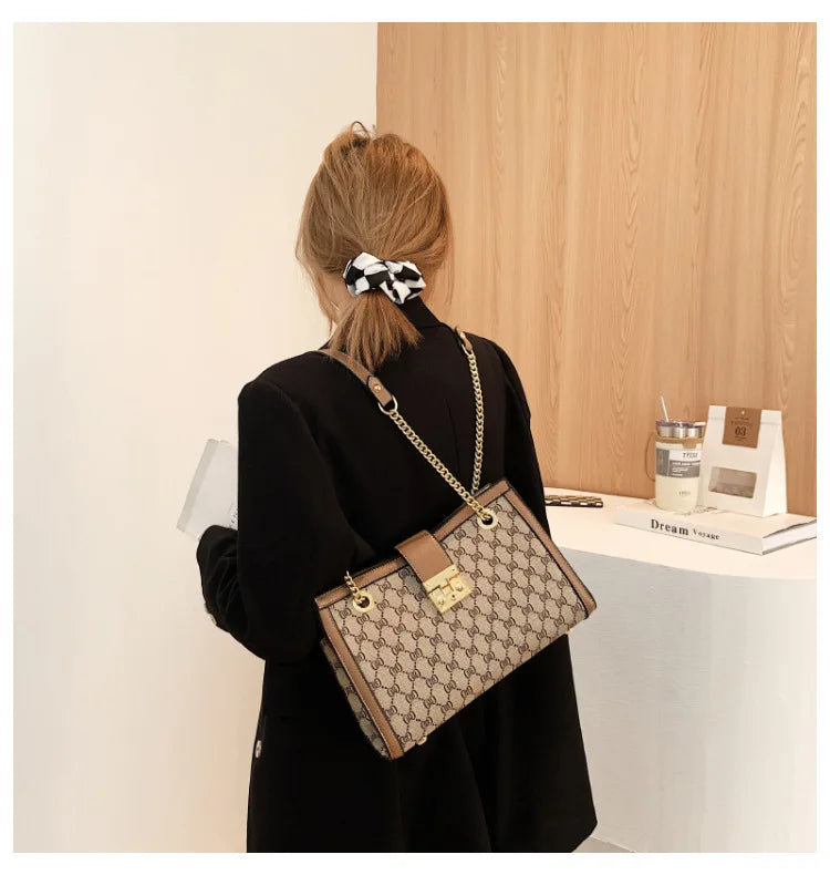 Women's Bag 2025 New Fashion European and American Retro Print Large Capacity Tote Bag Chain Shoulder Underarm Bag Wholesale