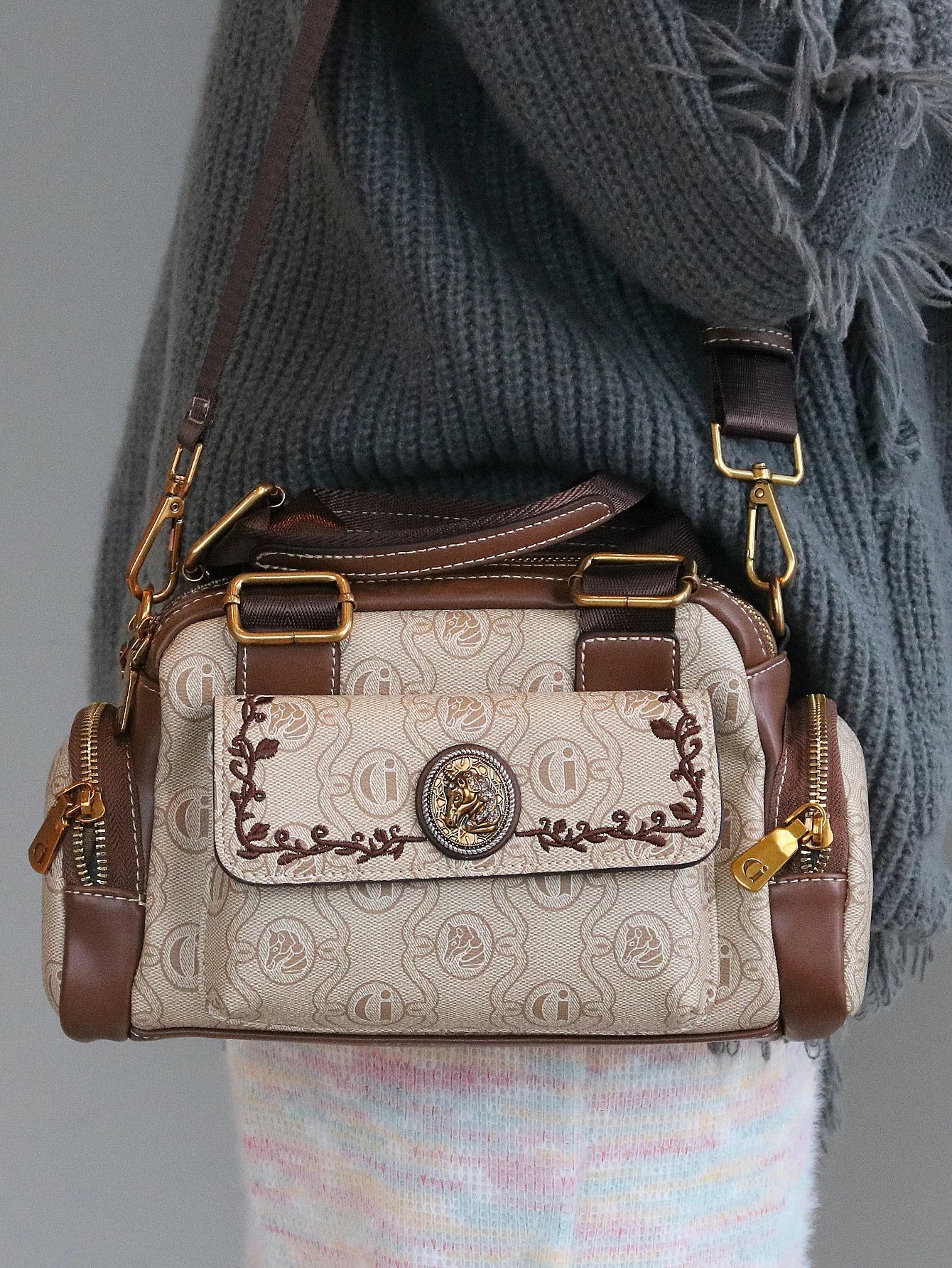 2024 new women's bag, fashionable multi-pocket style, casual and versatile handbag, retro green color matching shoulder bag, hig