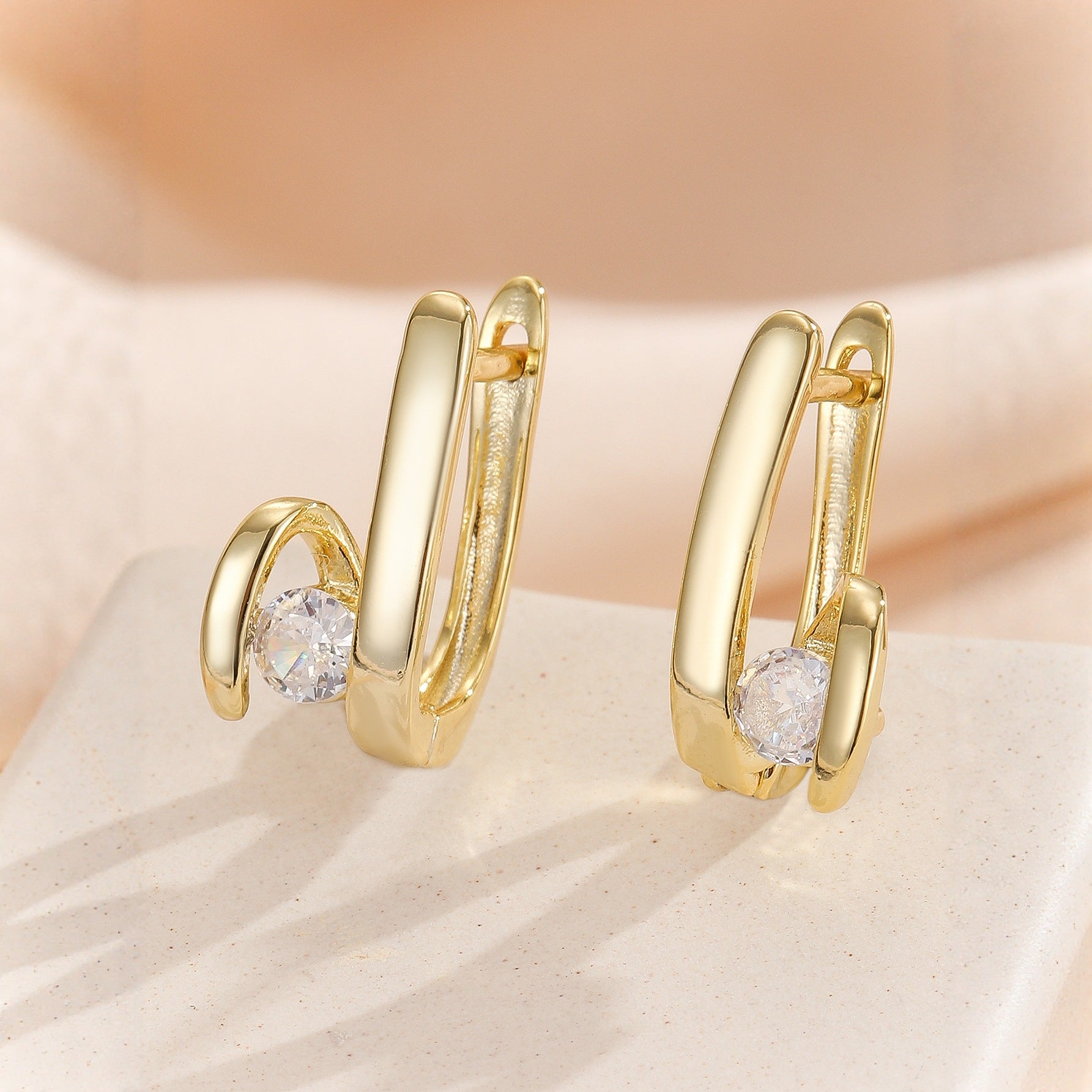 Fashionable And Minimalist Circular Zircon Personalized Geometric Ear Buckle