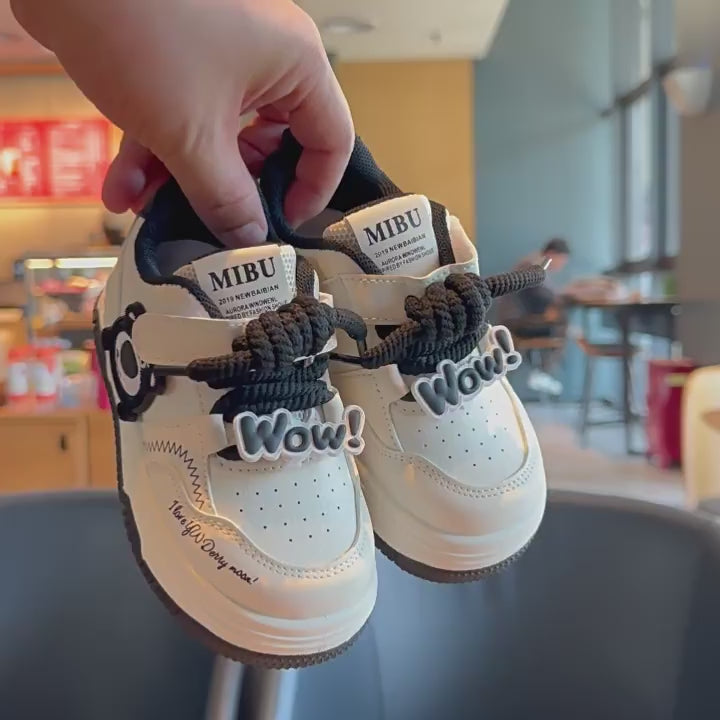 Children's sports shoes